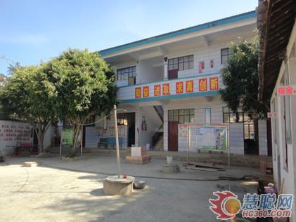 友情漆紅河經(jīng)銷商王宏免費為己白小學(xué)刷新內(nèi)墻