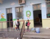 親近環(huán)保，為愛上色---友情漆為銀定莊幼兒園刷新墻面